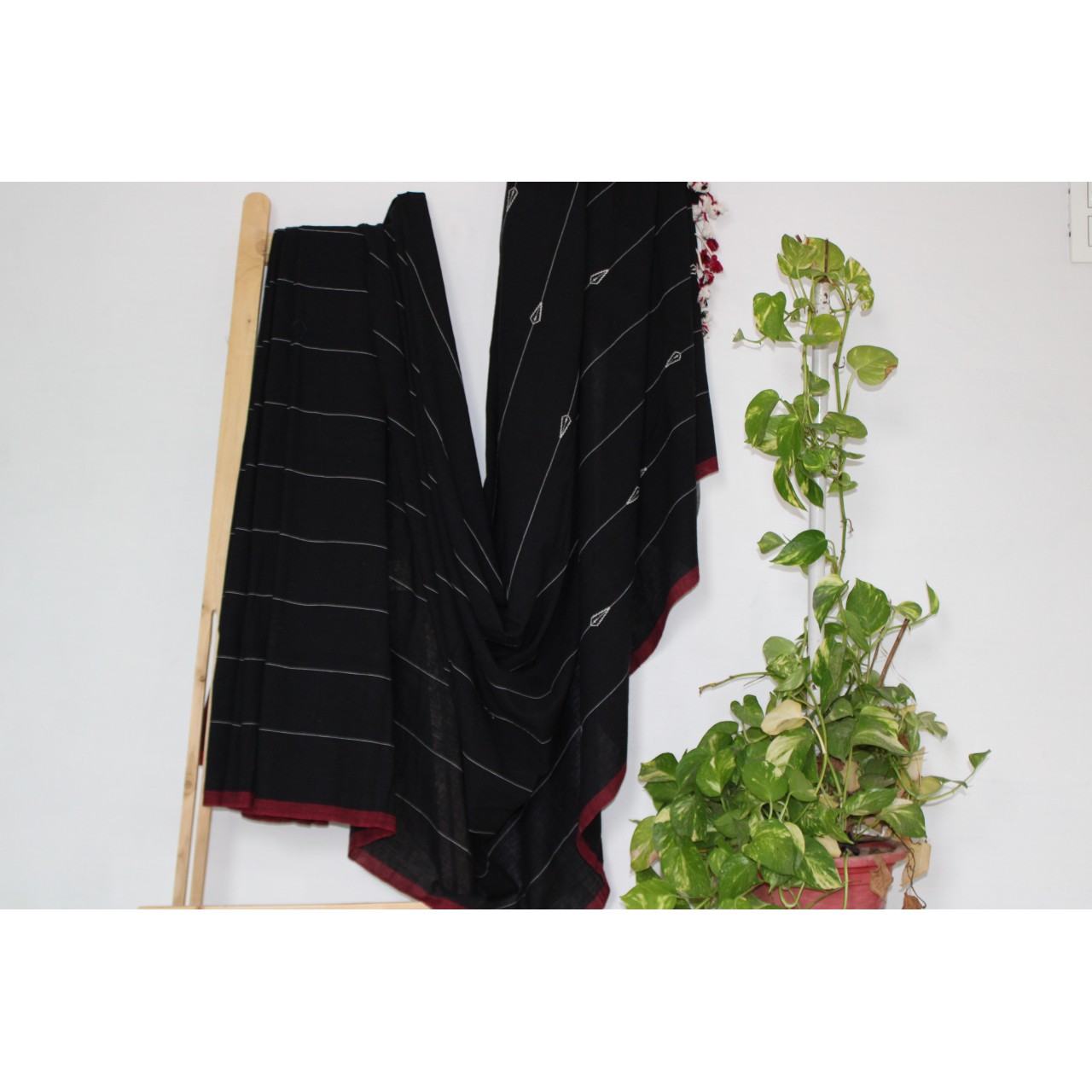 (598) Kala cotton Azo-free dyed Kutchy sari from Kutch with kala cotton motifs and kala cotton motifs - Black, maroon, white, motif