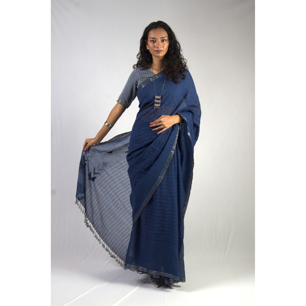 (1860) Cotton, mulberry silk and zari Azo-free dyed Jamdani sari from Shantipur with cotton motifs and cotton motifs - Dark indigo, white, motif, black, pompoms, textured, silver