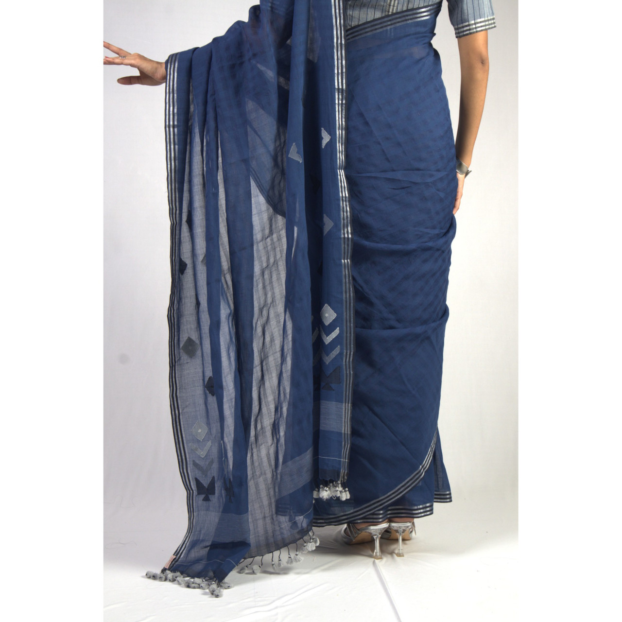 (1860) Cotton, mulberry silk and zari Azo-free dyed Jamdani sari from Shantipur with cotton motifs and cotton motifs - Dark indigo, white, motif, black, pompoms, textured, silver