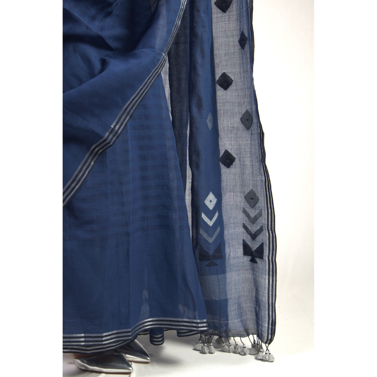 (1860) Cotton, mulberry silk and zari Azo-free dyed Jamdani sari from Shantipur with cotton motifs and cotton motifs - Dark indigo, white, motif, black, pompoms, textured, silver
