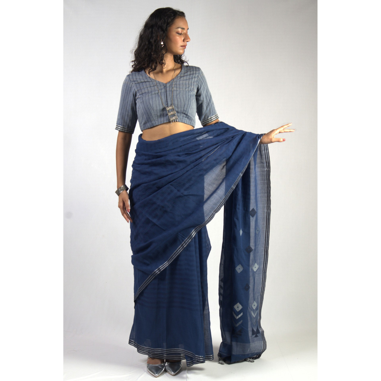 (1860) Cotton, mulberry silk and zari Azo-free dyed Jamdani sari from Shantipur with cotton motifs and cotton motifs - Dark indigo, white, motif, black, pompoms, textured, silver