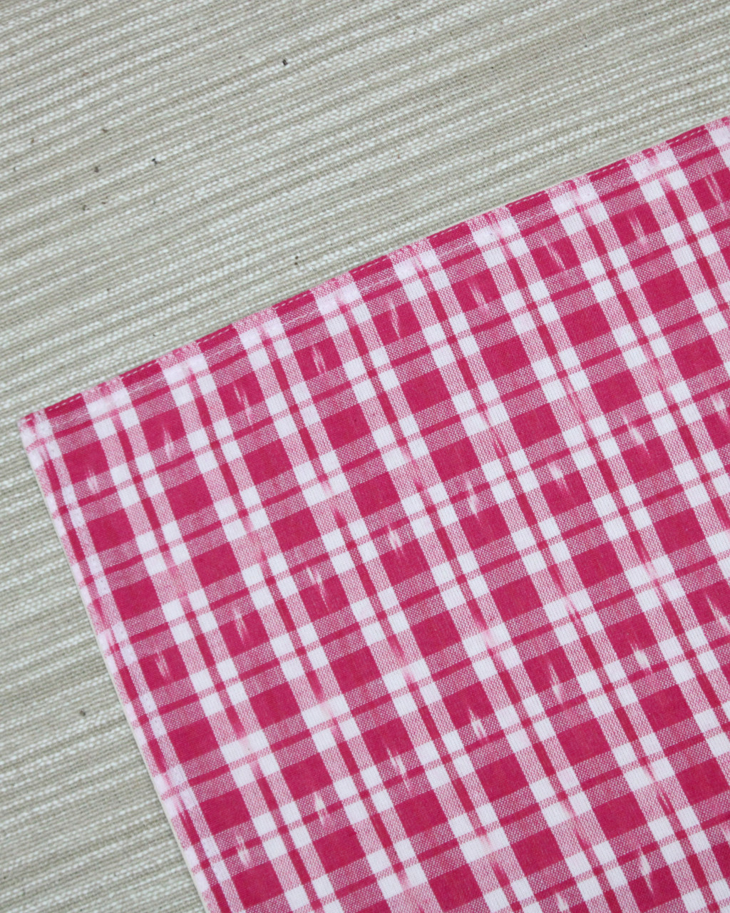 (1322) Cotton Azo-free dyed place mat from Maheshwar - Pink, white, checks