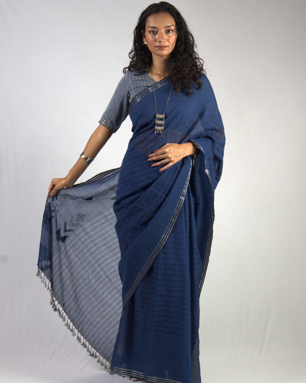 (1860) Cotton, mulberry silk and zari Azo-free dyed Jamdani sari from Shantipur with cotton motifs and cotton motifs - Dark indigo, white, motif, black, pompoms, textured, silver