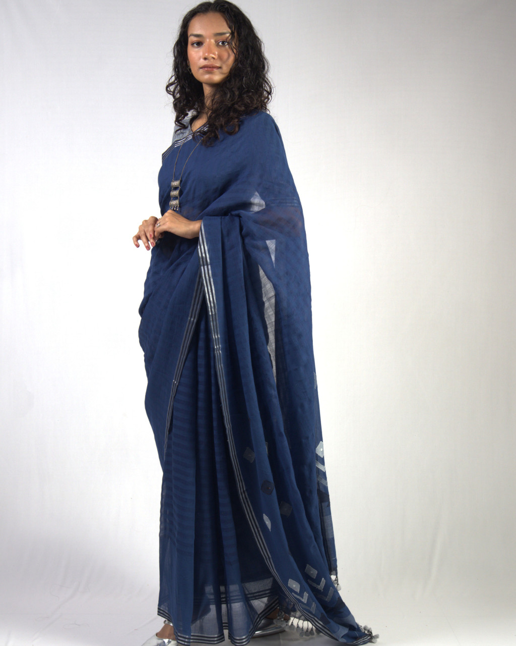 (1860) Cotton, mulberry silk and zari Azo-free dyed Jamdani sari from Shantipur with cotton motifs and cotton motifs - Dark indigo, white, motif, black, pompoms, textured, silver