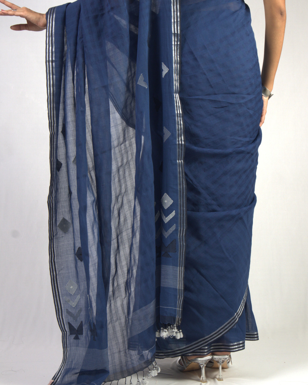 (1860) Cotton, mulberry silk and zari Azo-free dyed Jamdani sari from Shantipur with cotton motifs and cotton motifs - Dark indigo, white, motif, black, pompoms, textured, silver