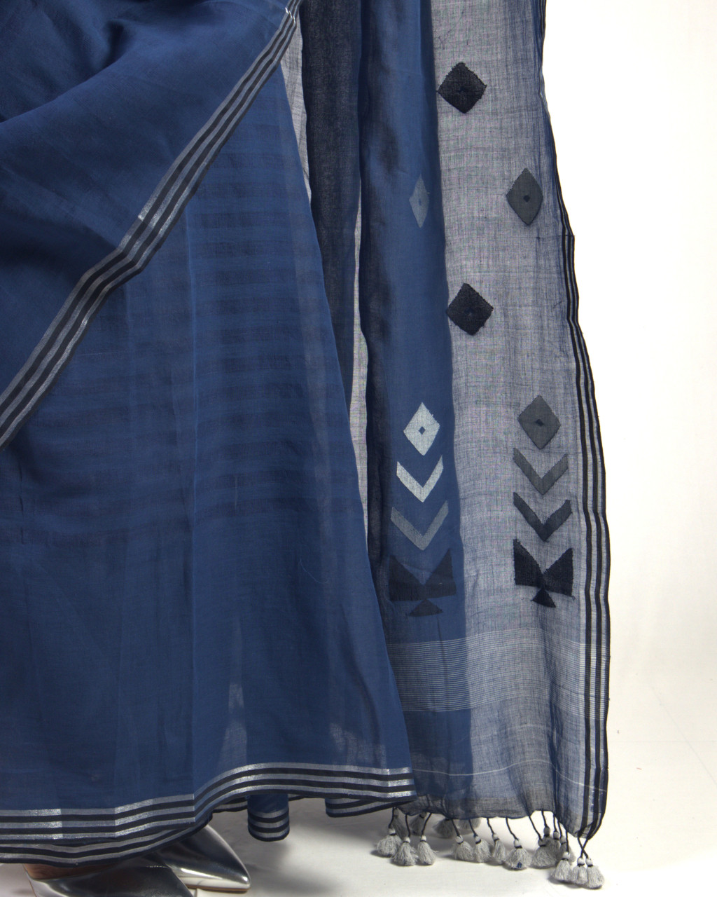(1860) Cotton, mulberry silk and zari Azo-free dyed Jamdani sari from Shantipur with cotton motifs and cotton motifs - Dark indigo, white, motif, black, pompoms, textured, silver