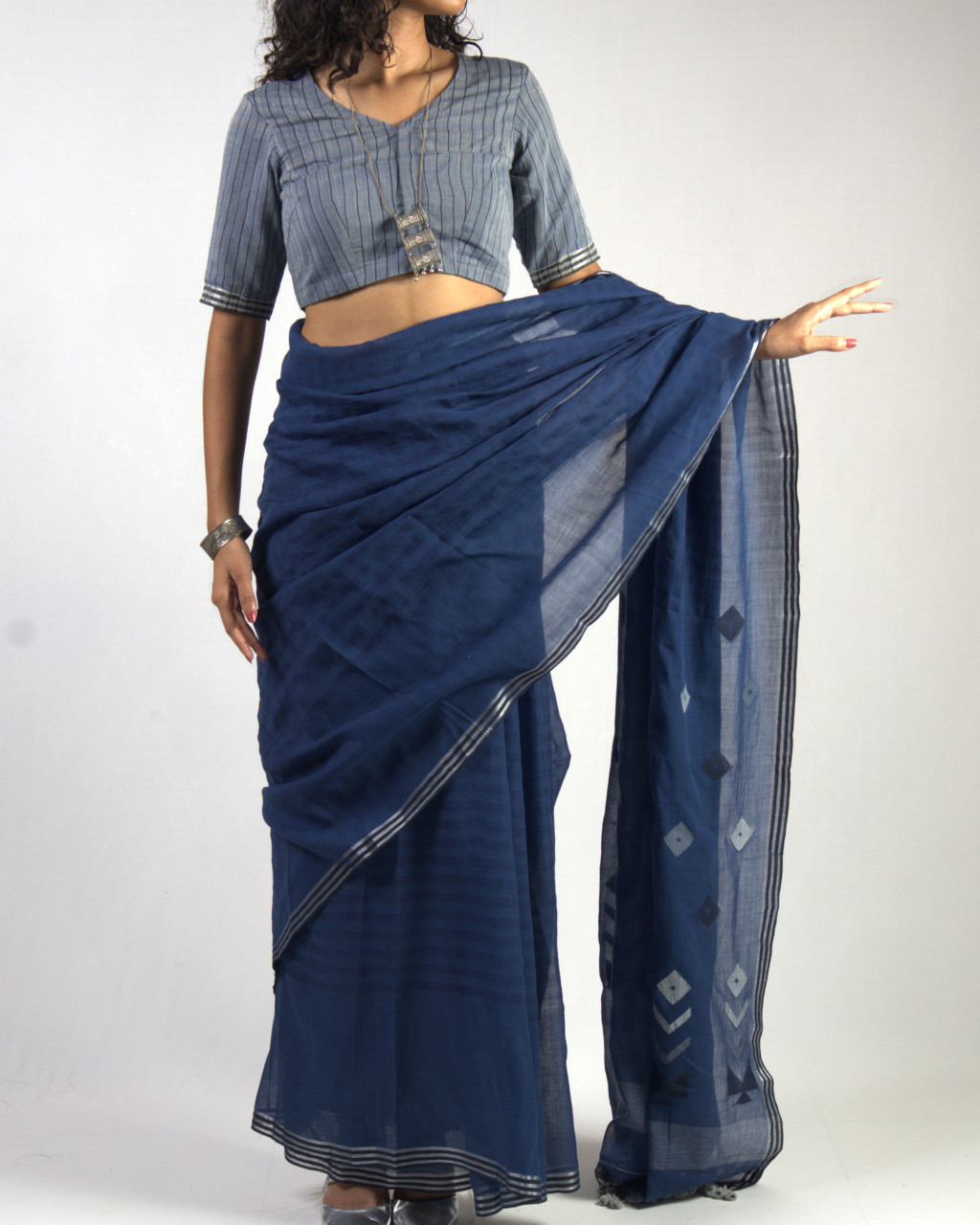 (1860) Cotton, mulberry silk and zari Azo-free dyed Jamdani sari from Shantipur with cotton motifs and cotton motifs - Dark indigo, white, motif, black, pompoms, textured, silver